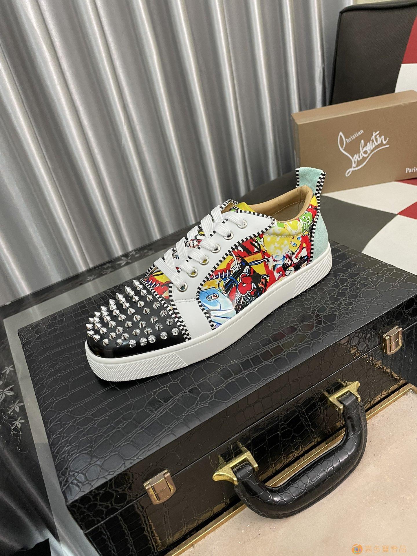 新款Christian Louboutin （CL紅底鞋）休閑款釘鞋高仿a貨