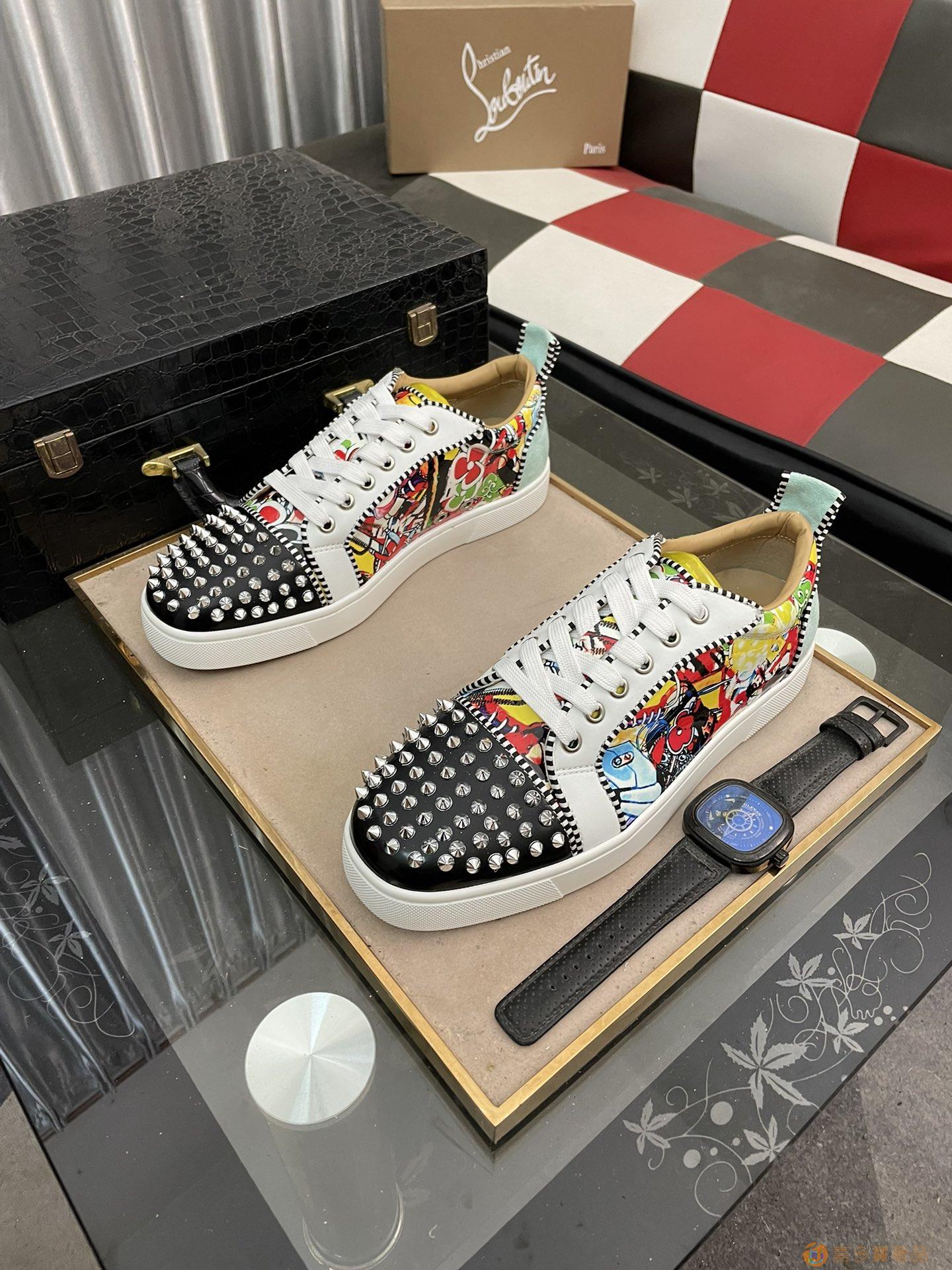 新款Christian Louboutin （CL紅底鞋）休閑款釘鞋高仿a貨