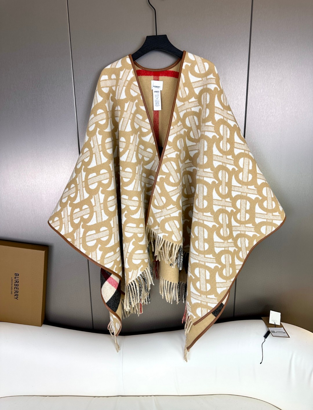 Burberry 最新款雙面提花鬥篷大披肩高仿a貨