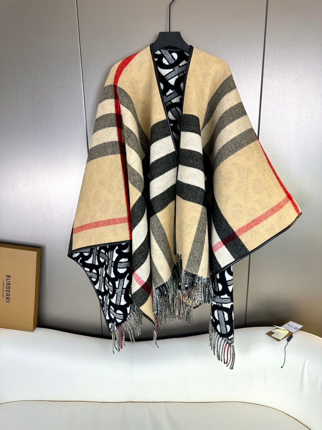 Burberry 最新款雙面提花鬥篷大披肩高仿a貨